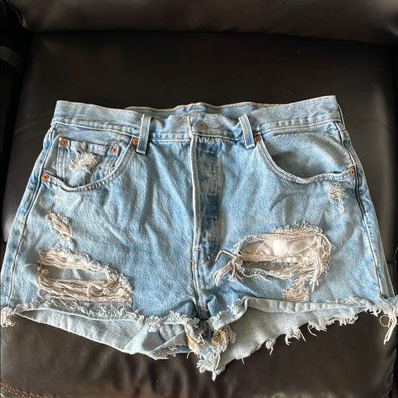 Levi’s 501 Light Wash Denim Shorts Like New Button Closure Distressed Size 32 - Picture 1 of 7